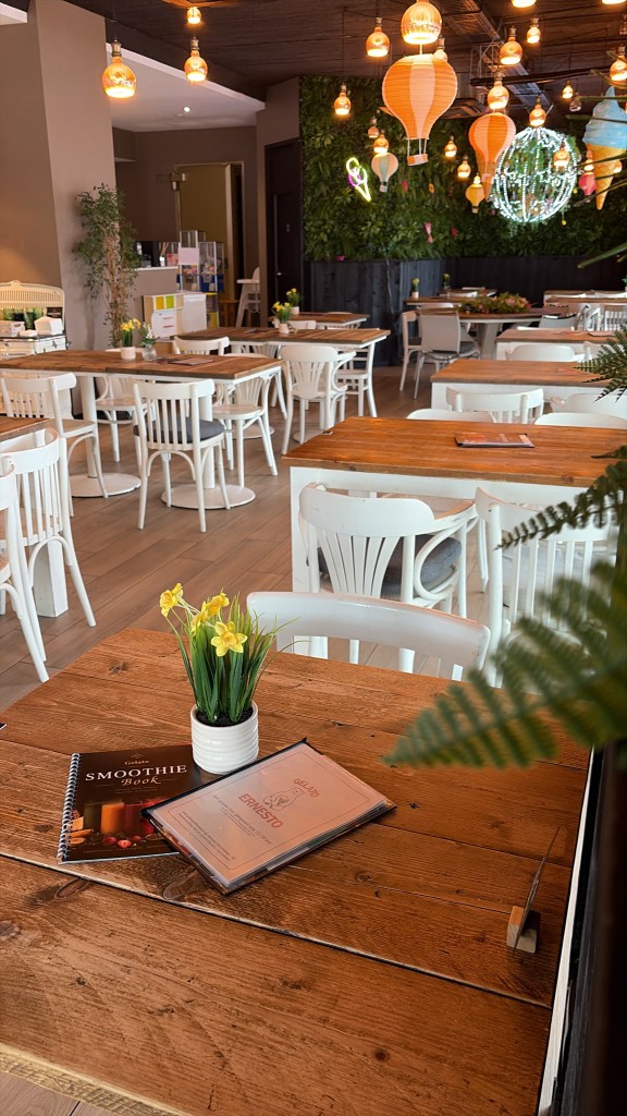 Het interieur van Gelato Ernesto in Wilrijk